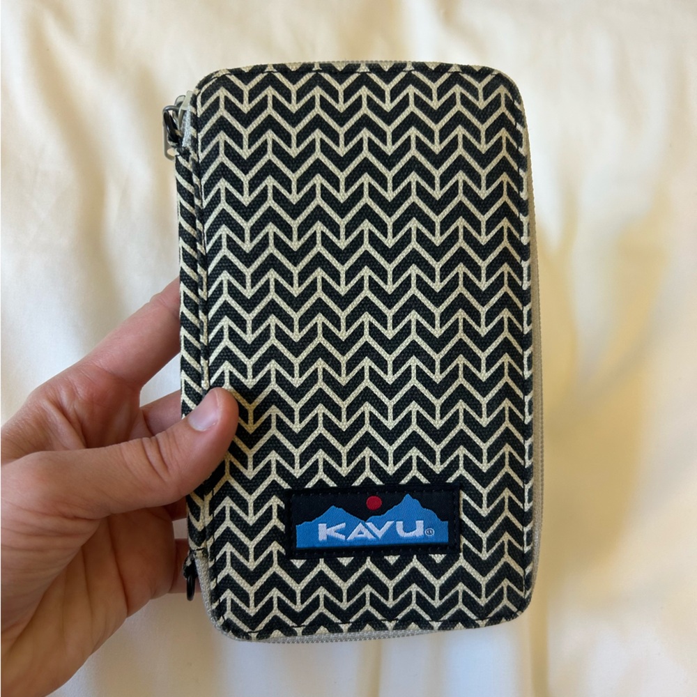 Kavu Black & Cream Zigzag Wallet